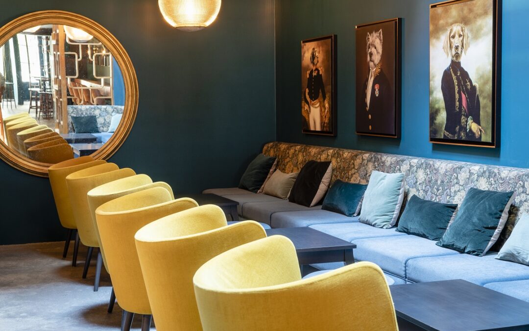 Banquettes et poufs pour un salon de thé